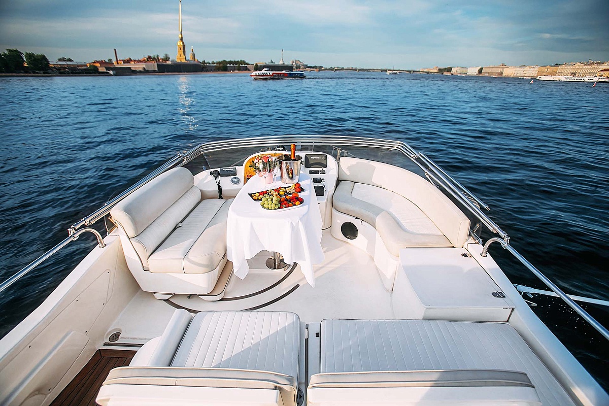 Аренда моторной яхты Sealine 39 АМО в Санкт-Петербурге
